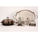 several silverplated items amongst which an ink-stand ||Lot verzilverd metaal met ondermeer een