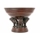 antique bronze centerpiece carried by three lions ||Antieke milieu de table in brons met drie