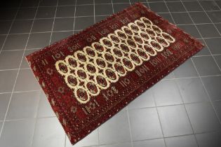 antique Turkmen Yomouth in wool on wool with a classic design on a beige background ||Antieke