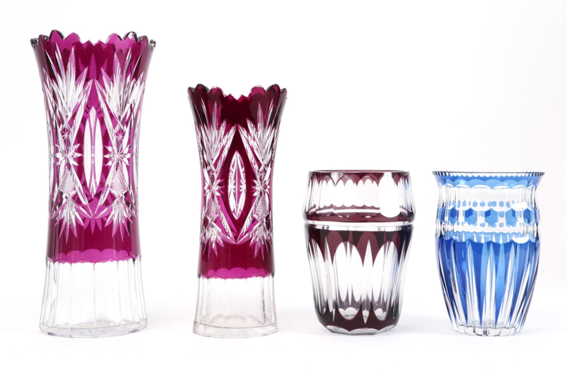 four vases in crystal ||Lot (4) van twee grotere en twee kleinere vazen in deels gekleurd - Image 2 of 2