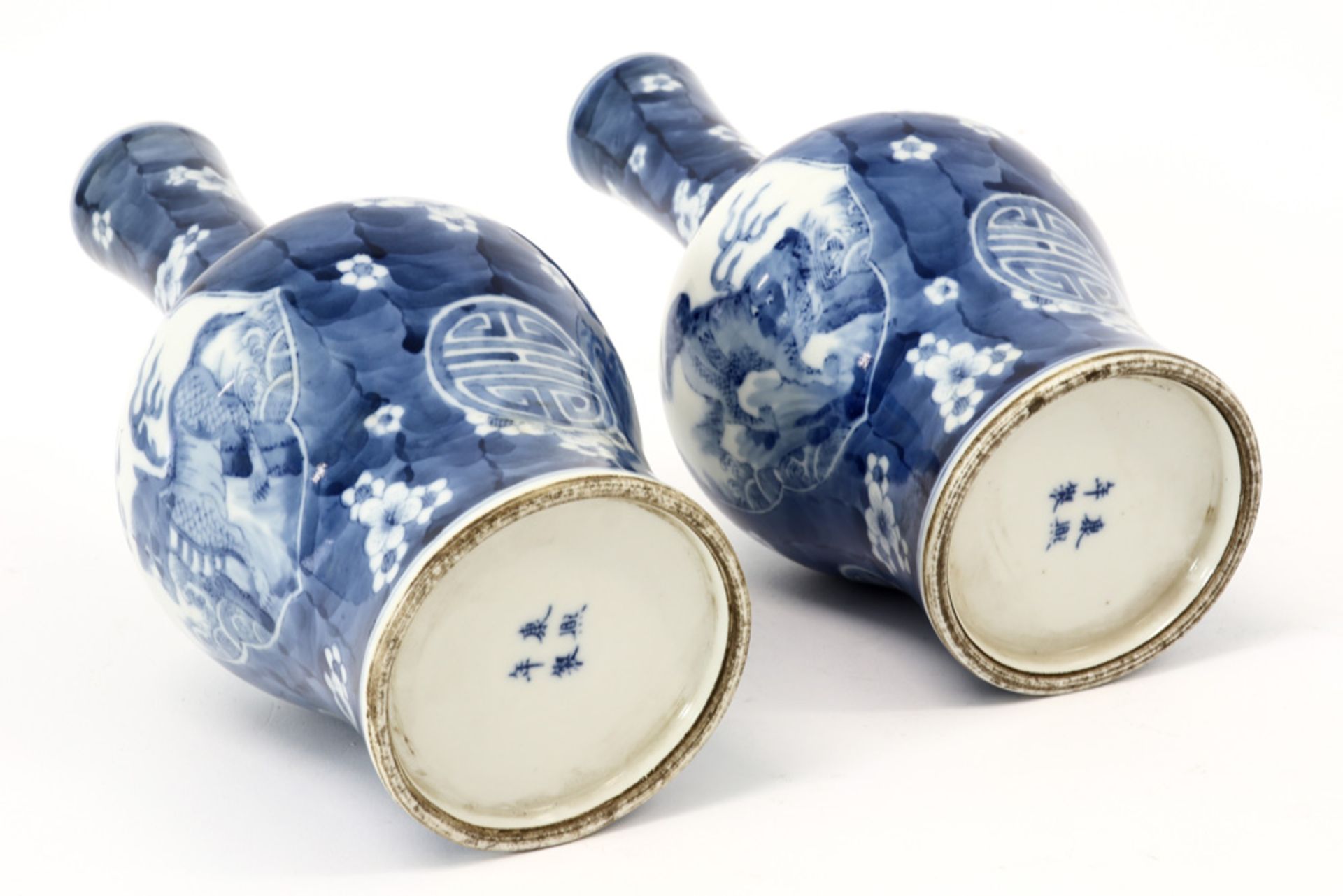 pair of Chinese vases in porcelain with a blue-white decor with temple dogs ||Paar kleine Chinese - Image 5 of 6