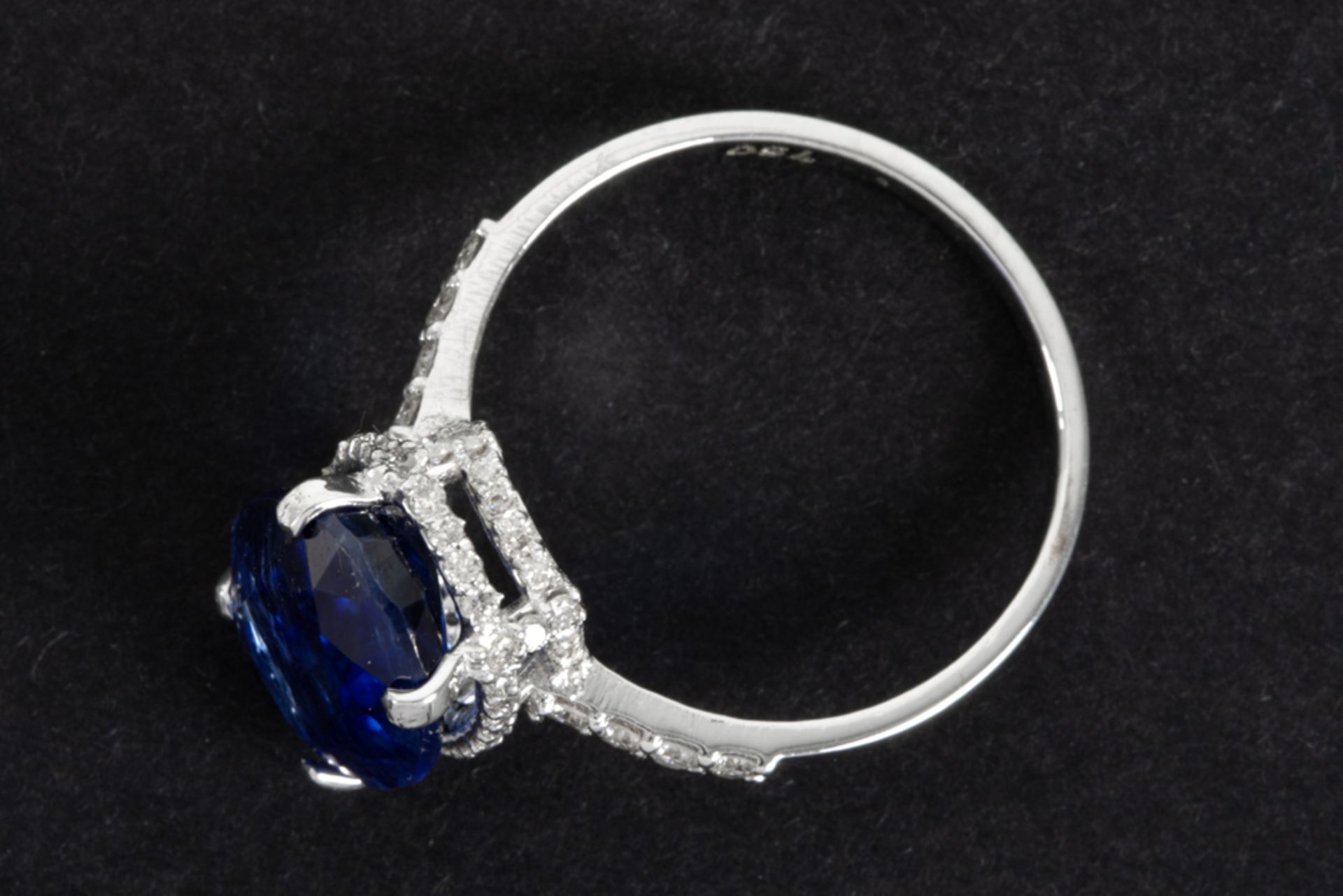 ring in white gold (18 carat) with a central oval ca 6 carat Kianite with a quite rare color, - Image 2 of 2