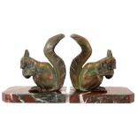 pair of presumably French Art Deco book-ends in green patinated metal and marble ||Paar allicht