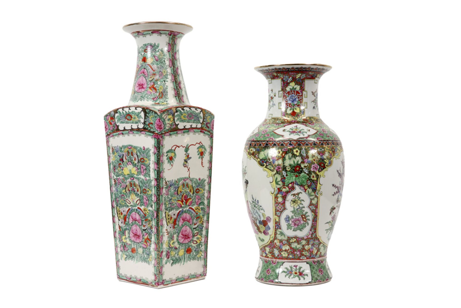 two Chinese vases in marked porcelain ||Twee Chinese vazen in gemerkt porselein met Cantonees