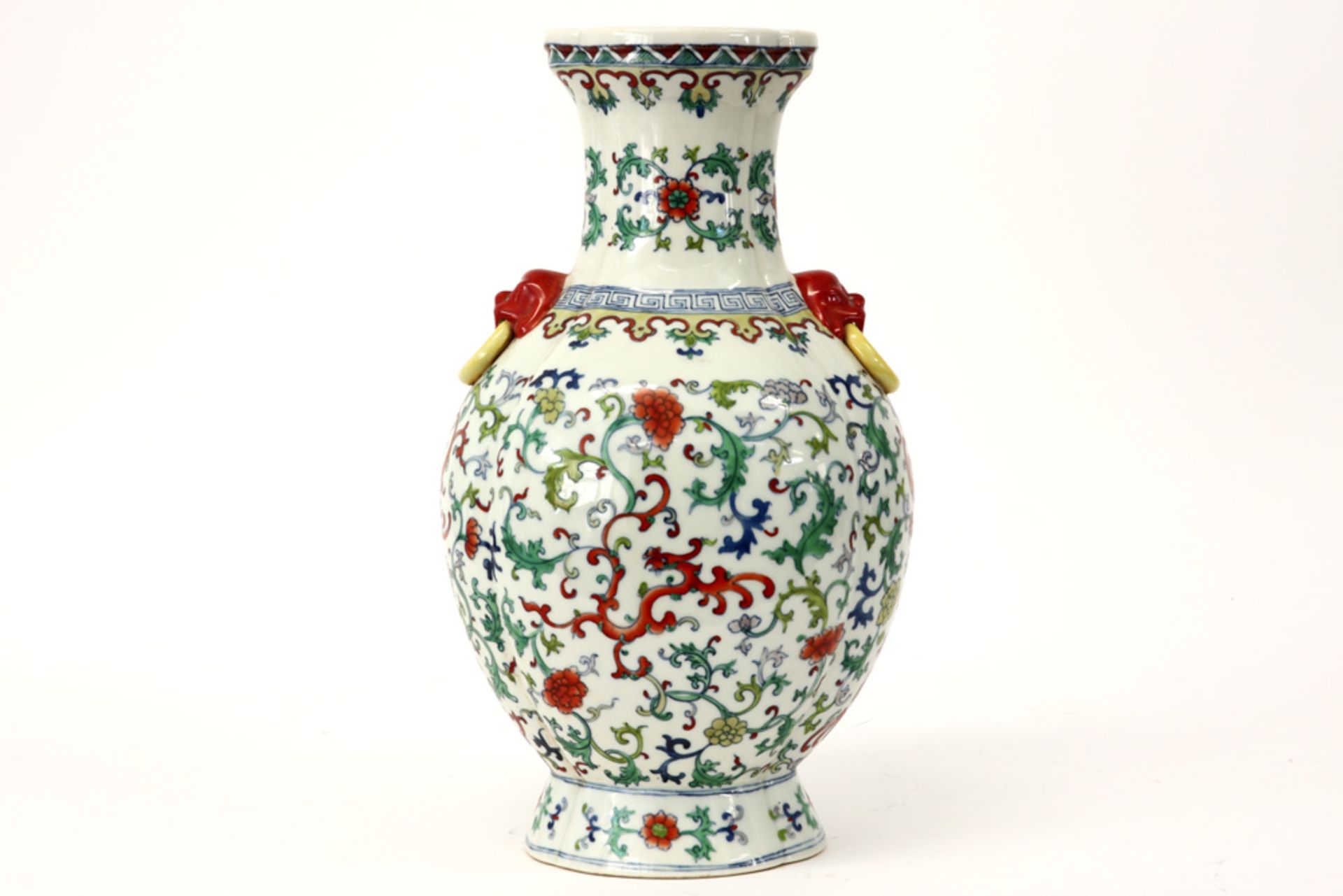 20th Cent. Chinese vase in marked porcelain with a polychrome decor ||20ste eeuwse Chinese vaas in - Image 3 of 6