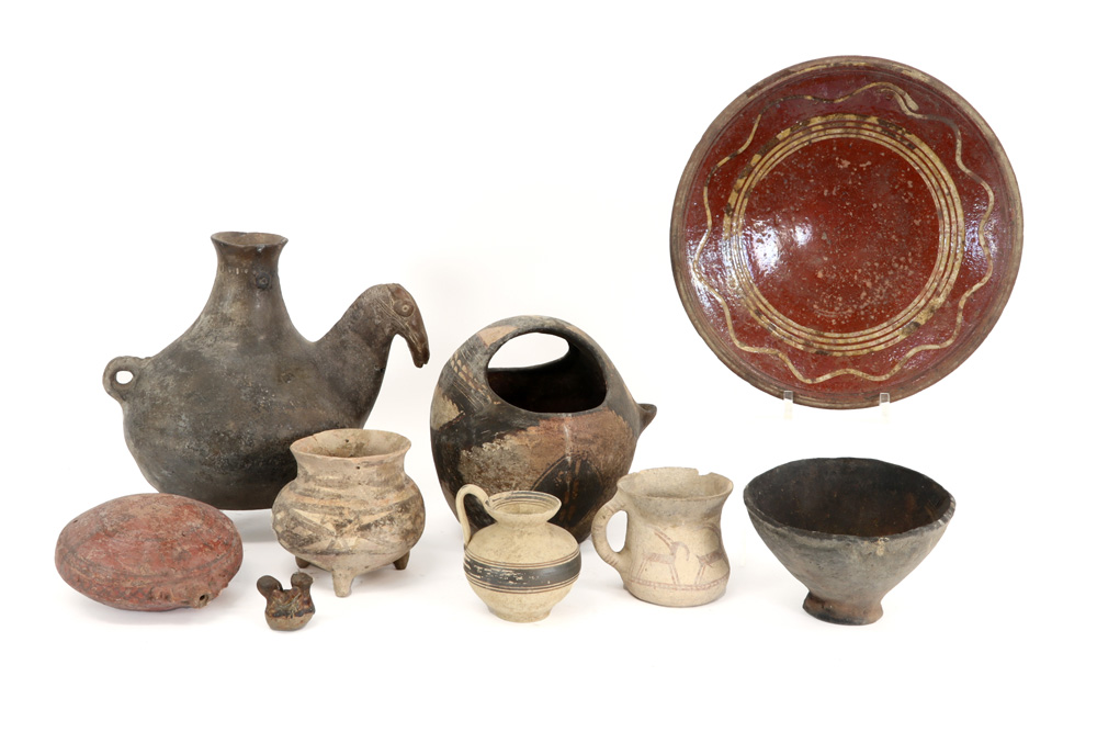 nine antique and old recipients in earthenware amonst which two Ancient Greek items ||Lot van