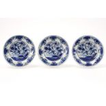 set of three 18th Cent. plates in ceramic from Delft with a blue-white decor ||Serie van drie