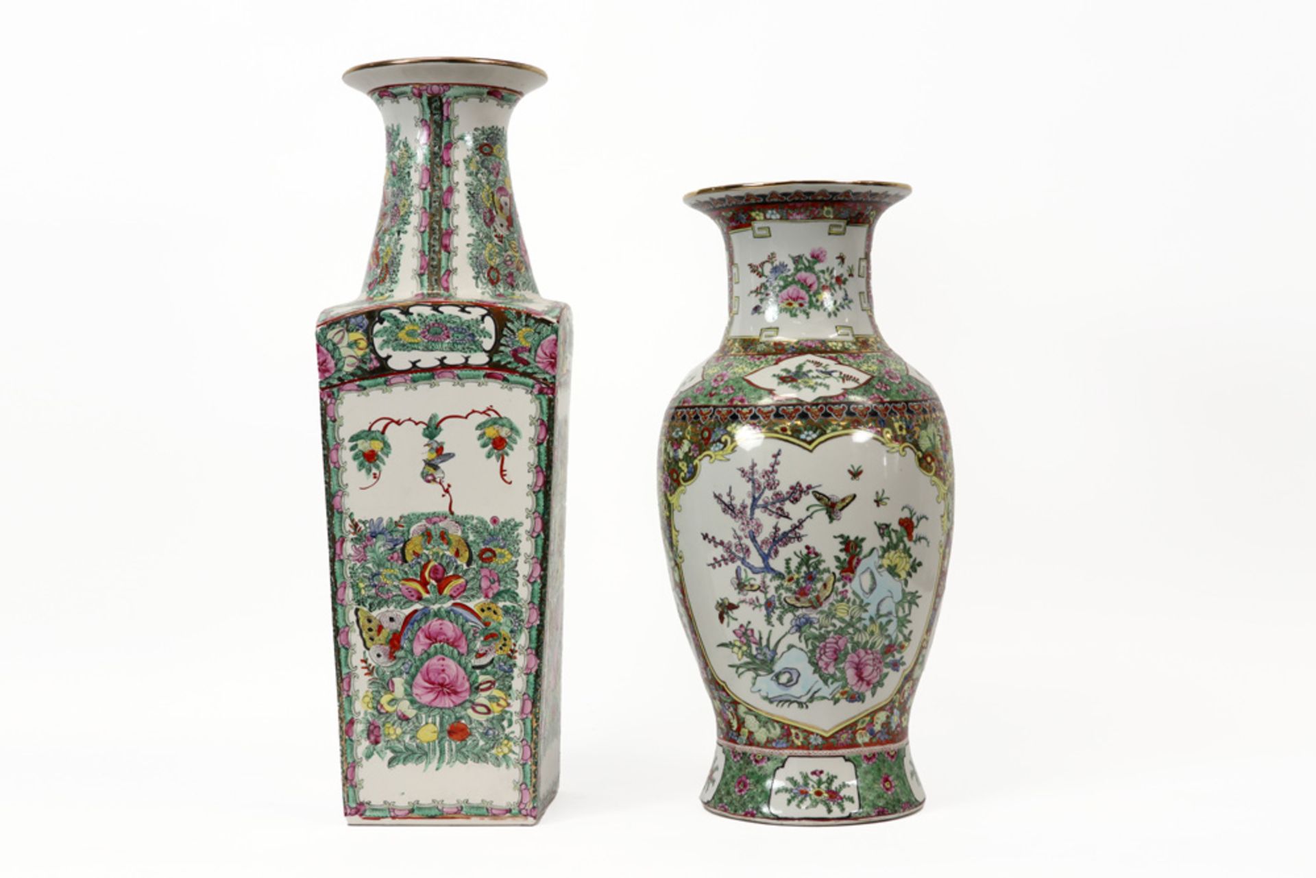 two Chinese vases in marked porcelain ||Twee Chinese vazen in gemerkt porselein met Cantonees - Image 3 of 7
