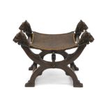 antique stool in finely sculpted walnut with leather seat ||Antieke kruk in fijngesculpteerde