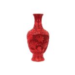 Chinese red lacquerware vase with finely sculpted decor ||Chinese vaas in rode lak met