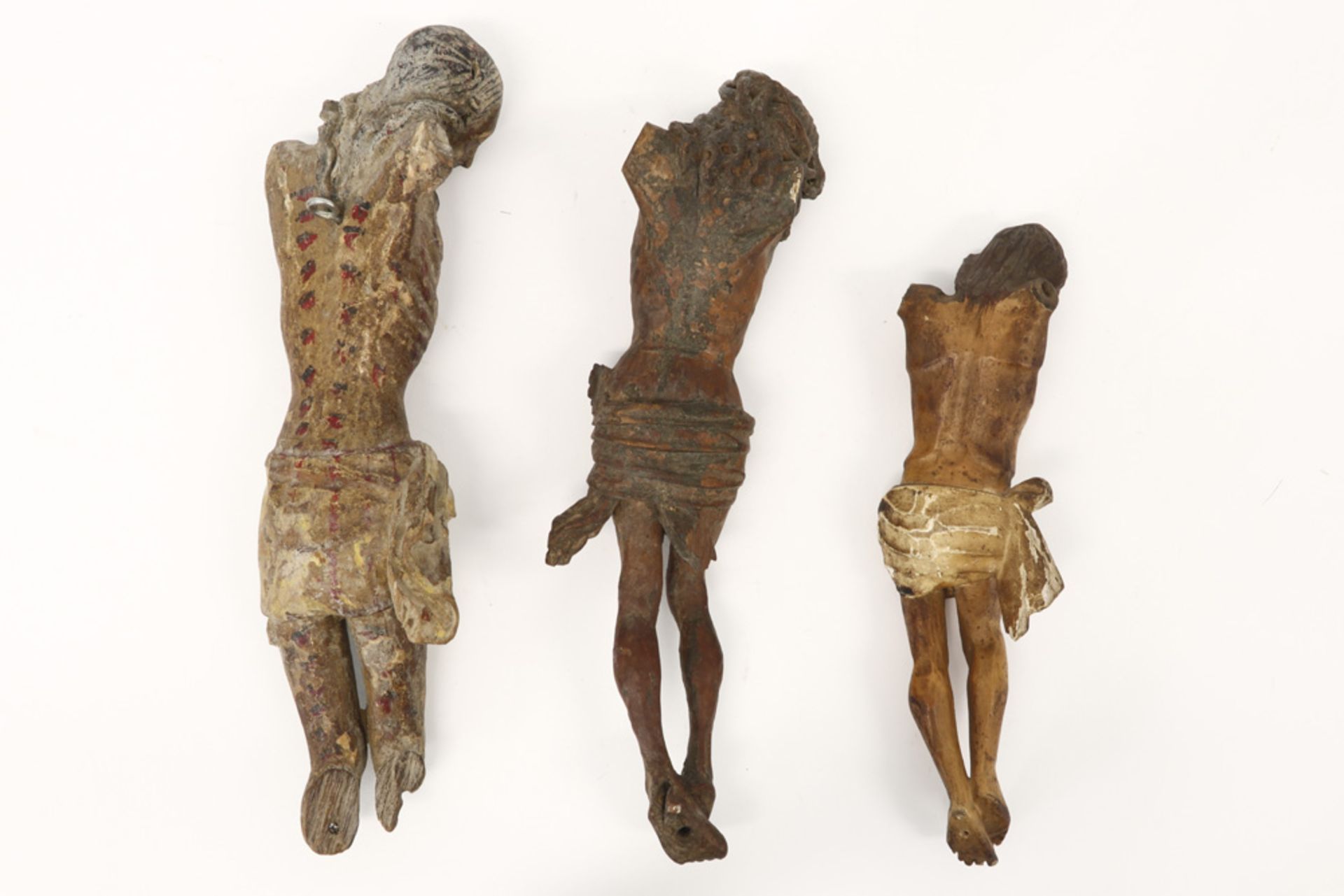 three antique Christ corpus sculptures in wood ||Lot van drie antieke Christuscorpussen in hout - - Image 2 of 2