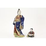 small "Child" and bigger "Geisha" sculpture in Japanese porcelain ||Lot (2) van een kleine en een