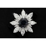 ring in white gold (18 carat) with a rare, 1,93 carat spinel with natural color surrounded by 2,20