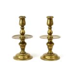 pair of antique brass candlesticks ||Paar antieke druipkandelaars in koper - hoogte : 22 cm