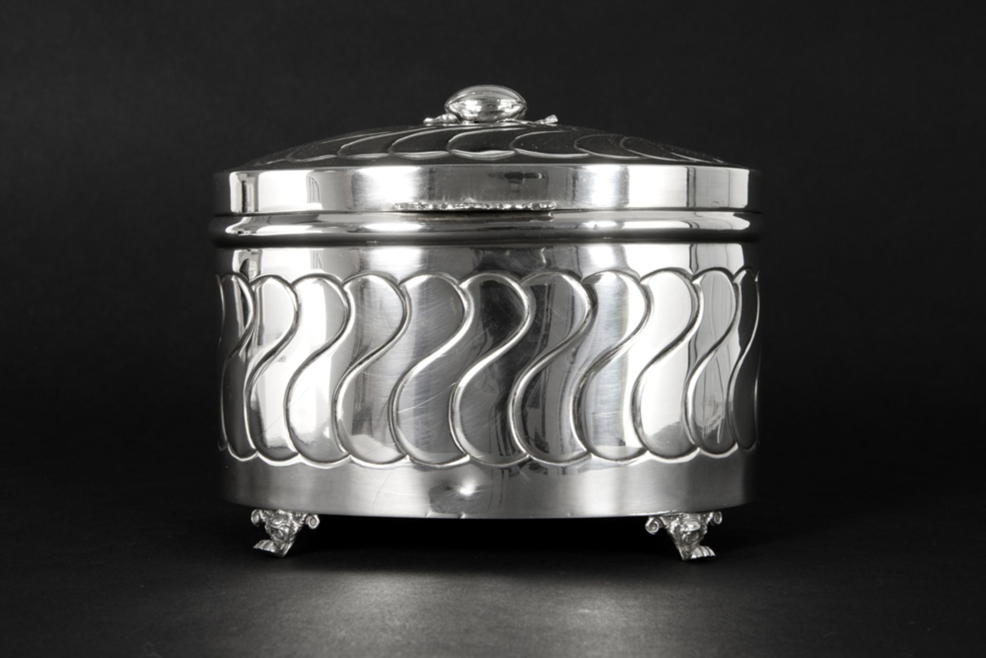 oval "Hazorfim" cookie box in marked silver ||HAZORFIM ovale gedekselde koekjesdoos in massief