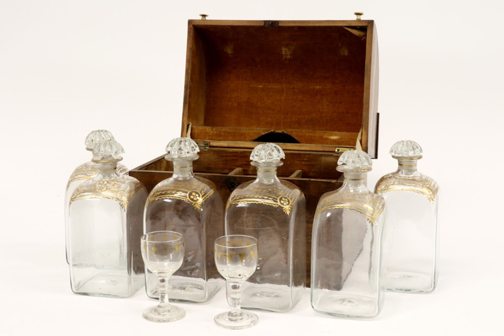 antique (travel) licquor cellar in mahogany with original content (6 decanters and two glasses) || - Image 3 of 3