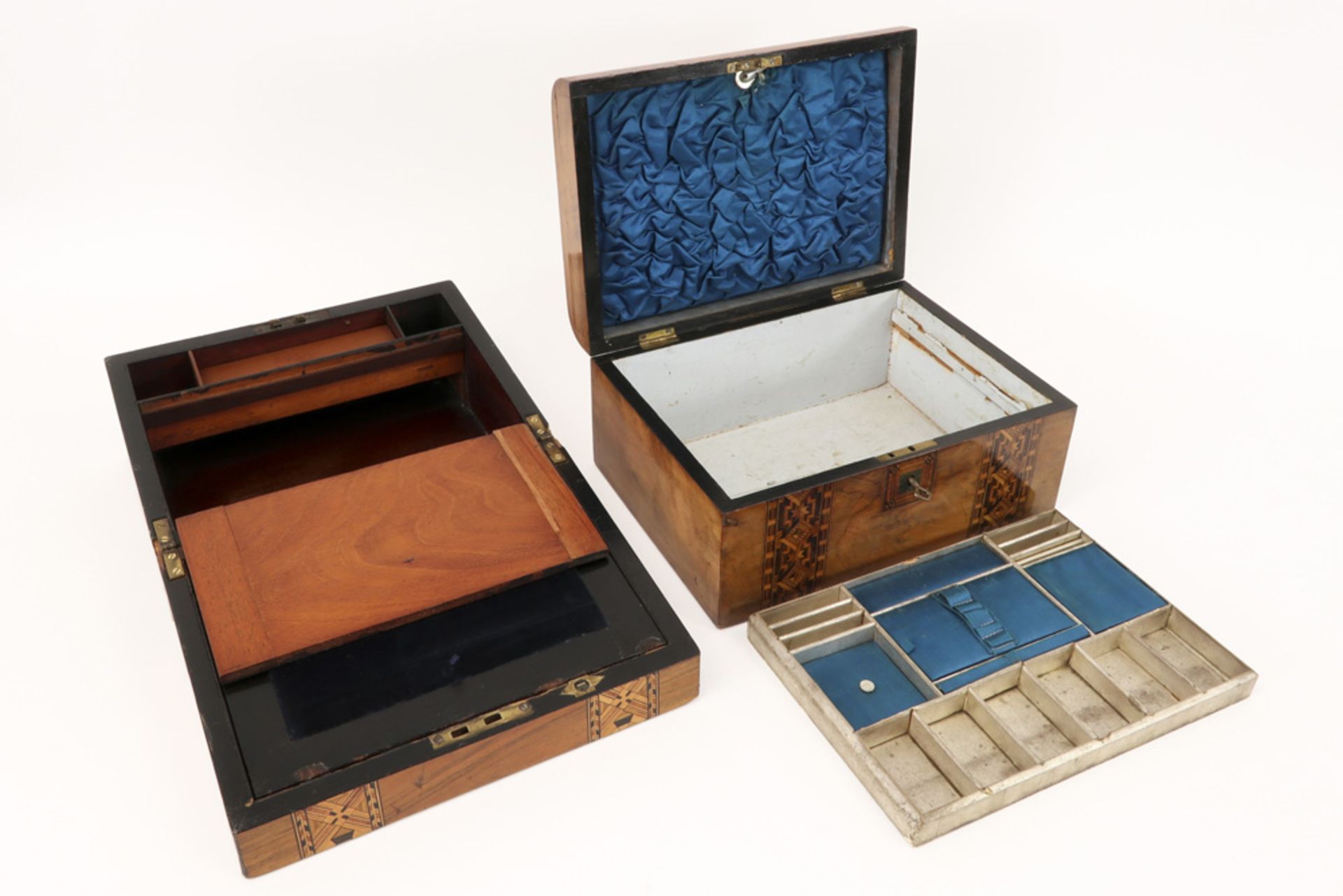 19th Cent. English writing- and sewing box in walnut with Tunbridge Ware ||Lot van twee - Image 4 of 4