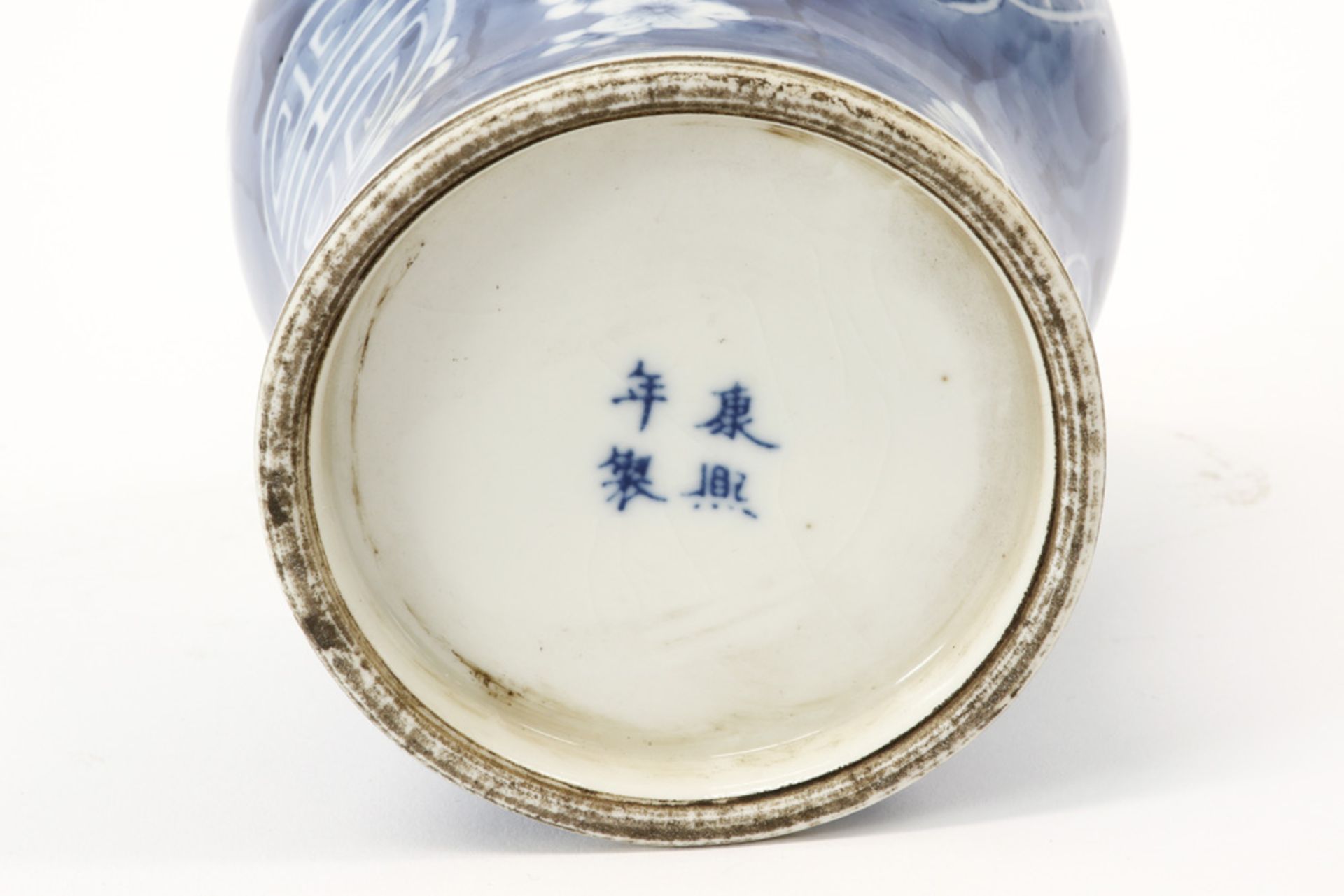 pair of Chinese vases in porcelain with a blue-white decor with temple dogs ||Paar kleine Chinese - Image 6 of 6