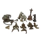 various lot of Indian bronze items amongst which toys and a temple bell ||Vrij groot lot Indische