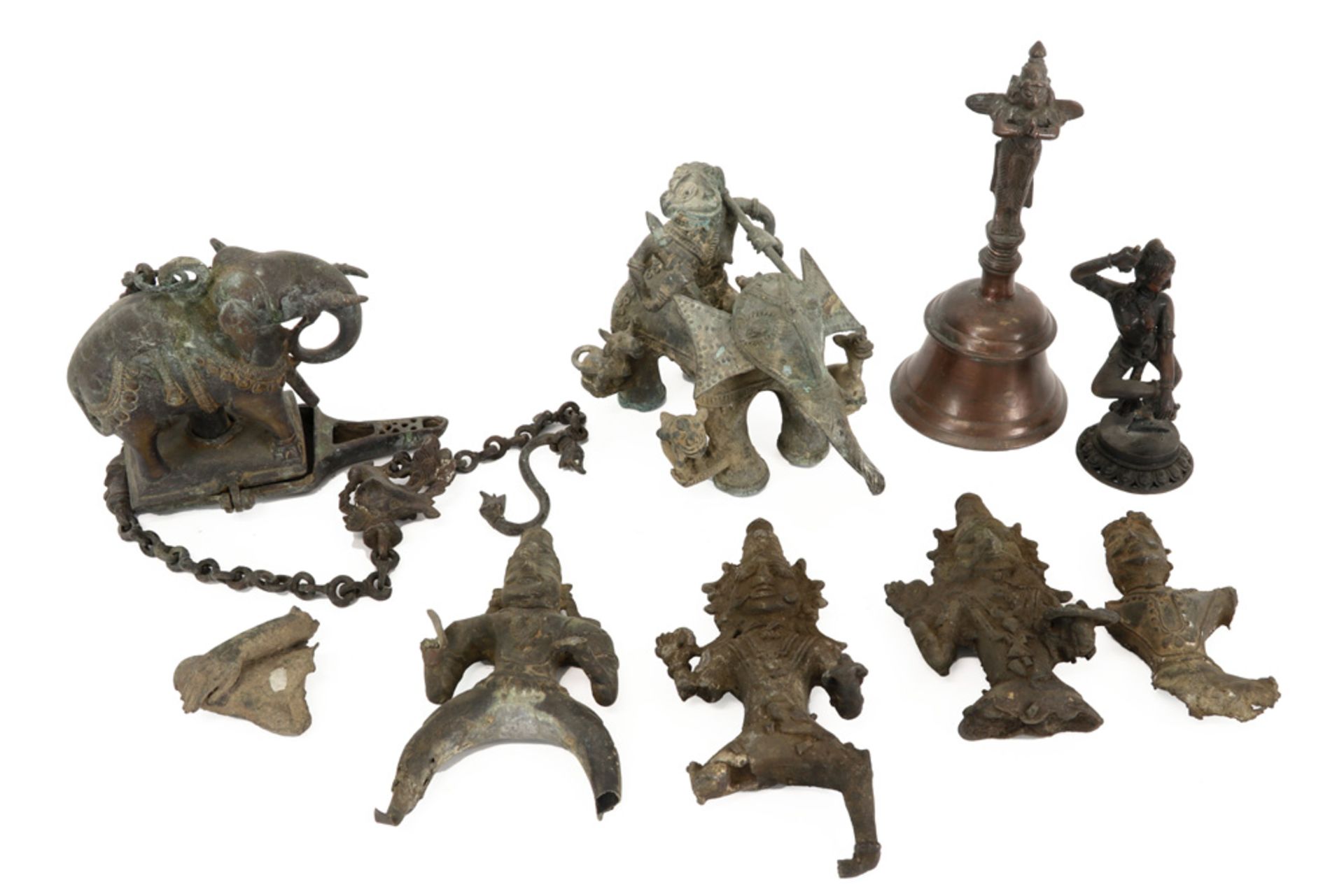 various lot of Indian bronze items amongst which toys and a temple bell ||Vrij groot lot Indische