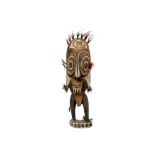 Papua New Guinean sprit figure in wood with pigments and vegetal fibres ||PAPOEASIE NIEUW - GUINEA