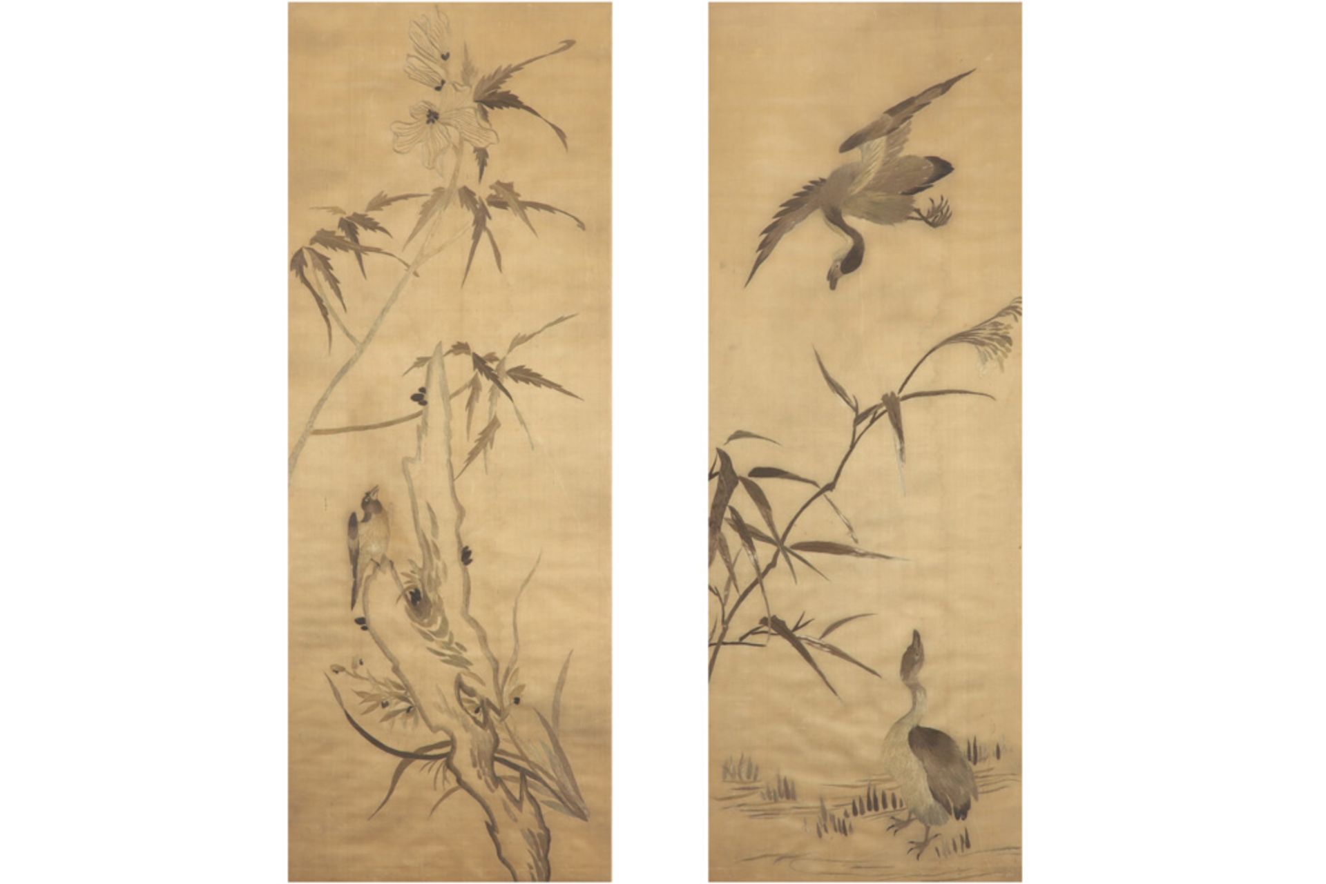 pair of Chinese silk on silk embroideries ||Paar Chinese borduurwerken in zijde op zijde telkens met
