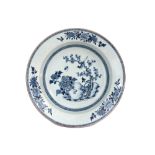 18th Cent. Chinese dish in porcelain with a blue-white decor ||Achttiende eeuwse Chinese diepe
