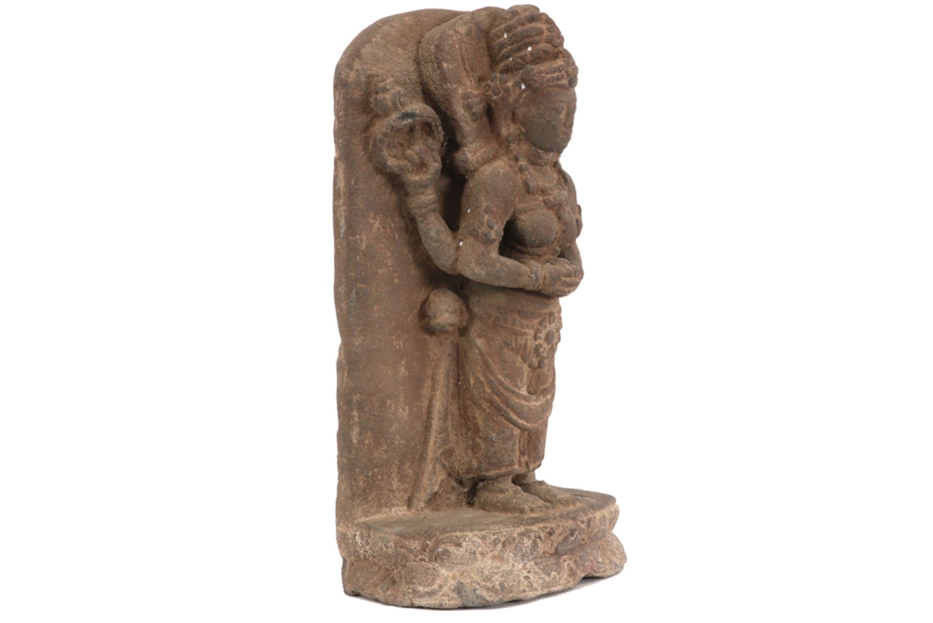 antique Indian stone sculpture with a four-armed female deitiy ||Antieke Indische sculptuur in steen - Image 2 of 4