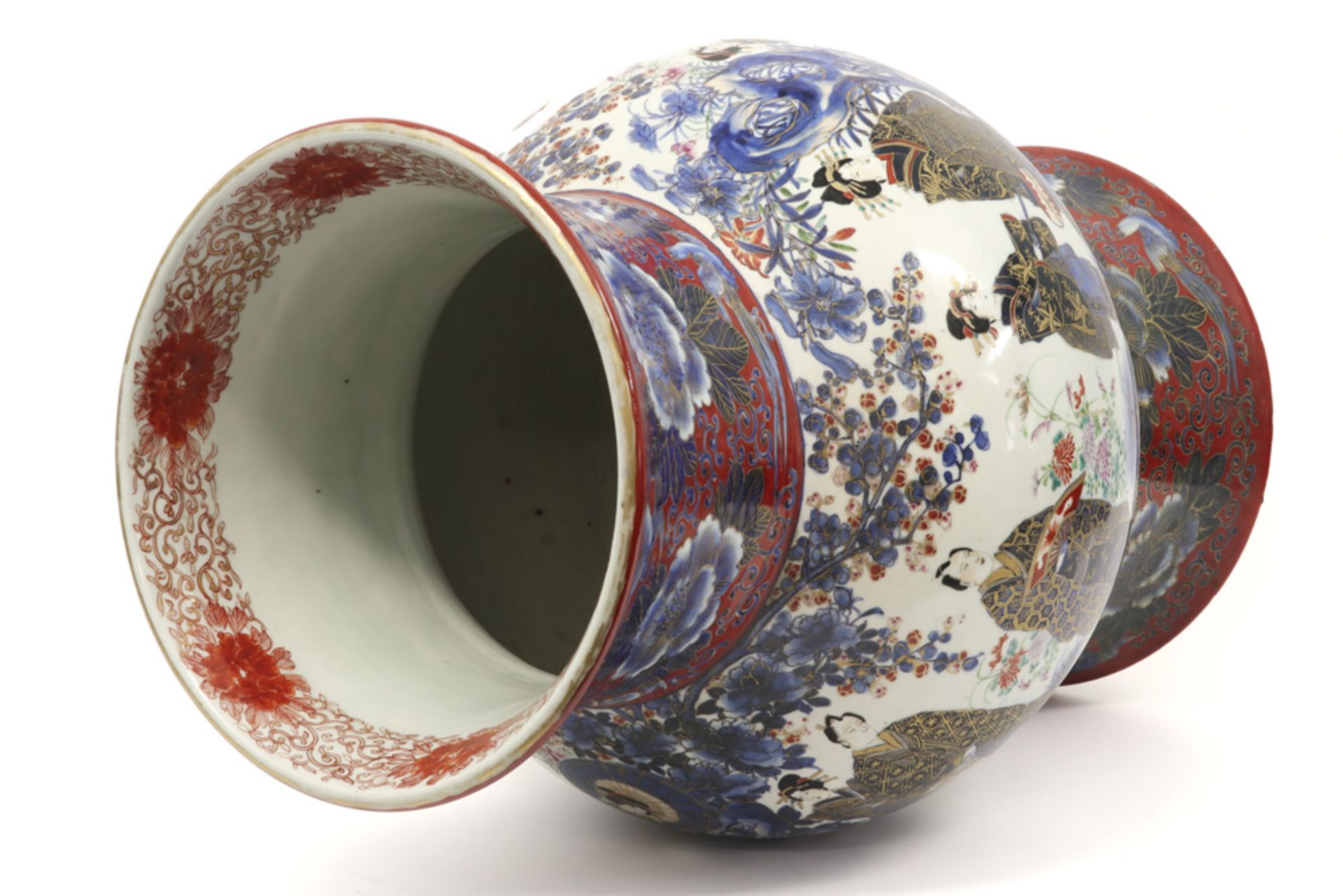 Japanese vase in marked porcelain with an Imari decor with figures ||Japanse vaas in gemerkt - Bild 5 aus 6