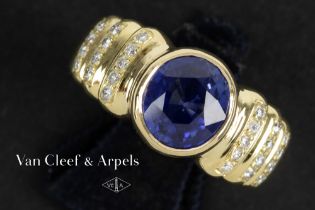 Van Cleef & Arpels signed ring in yellow gold (18 carat) with a 3,14 carat intense vivid blue