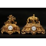 two antique clocks with partially gilded cases ||Lot van twee antieke klokken met deels gedoreerde