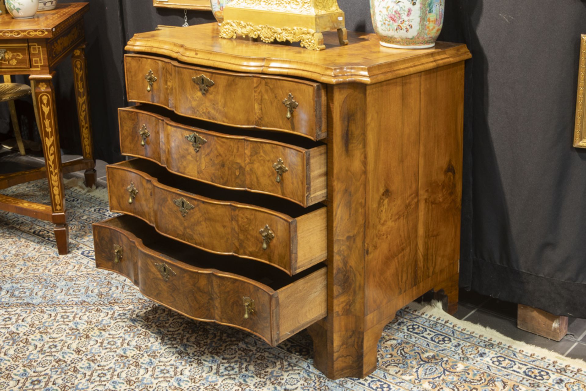 very good 18th Cent. chest of drawers with rare small sizes in walnut ||Zeer goede achttiende - Bild 2 aus 2