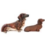 two "Teckle dog" sculptures, one in porcelain and one in ceramic ||Lot van twee sculpturen in de