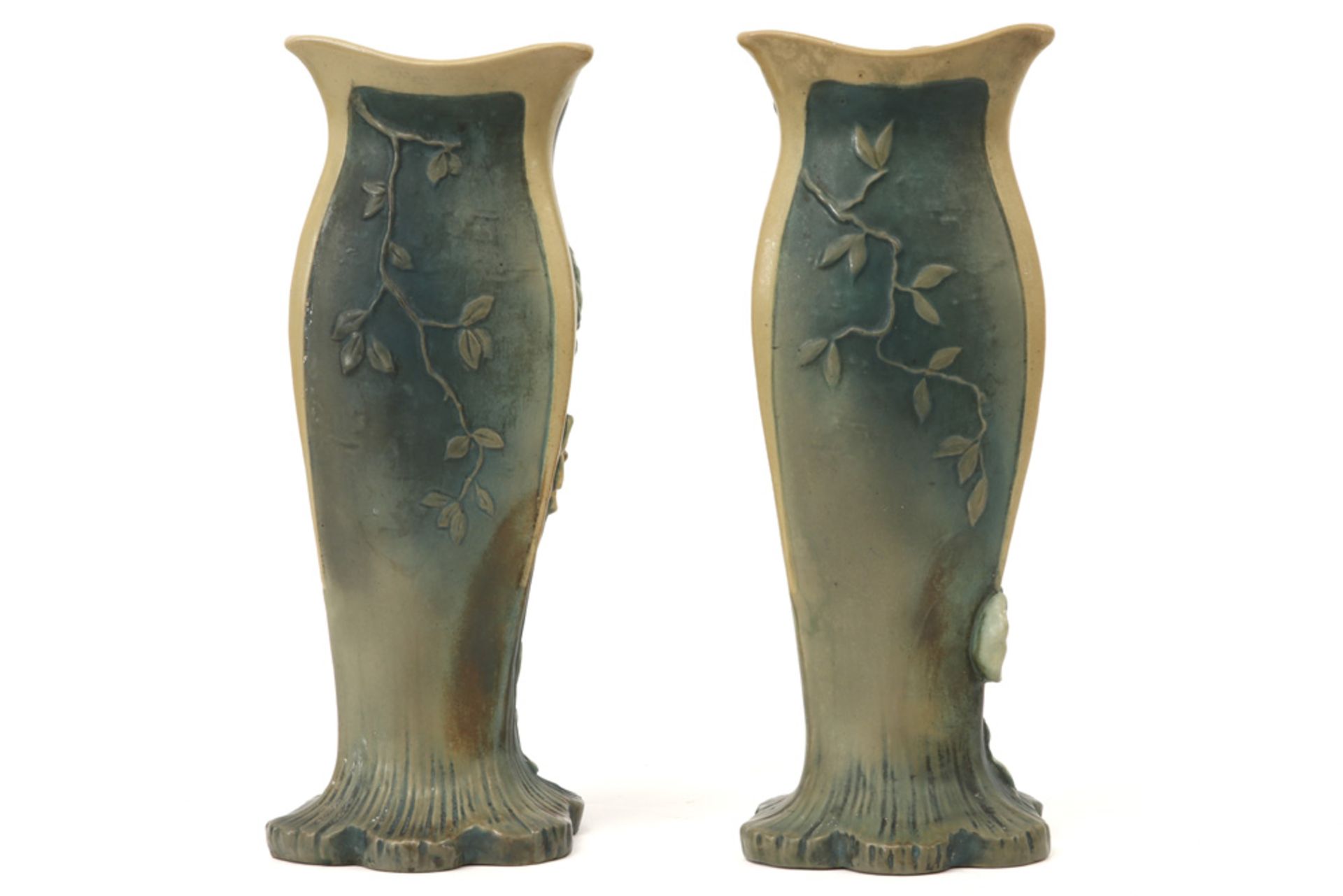 pair of Art Nouveau vases in ceramic with whiplash ornamentation and female figures ||Paar Art - Image 2 of 6