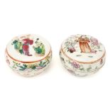 two round lidded Chinese boxes in porcelain with a polychrome decor ||Twee ronde Chinese