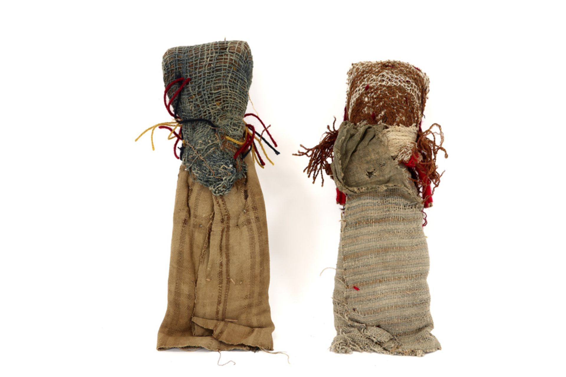 two Pre-Columbian dolls in embroided textile to be dated between 1000 and 1450 ||Twee - Image 2 of 2