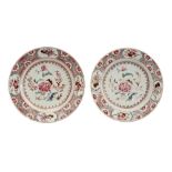 pair of 18th Cent. Chinese plates in porcelain with a 'Famille Rose' decor ||Paar achttiende