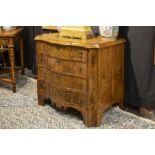 very good 18th Cent. chest of drawers with rare small sizes in walnut ||Zeer goede achttiende