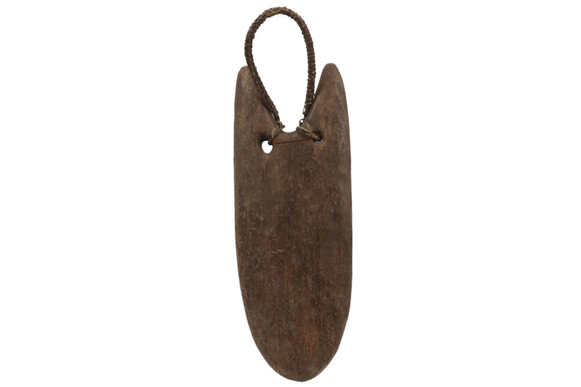 Papua New Guinea war shield in wood and with carrying strap in natural fibers ||PAPOEASIE NIEUW -
