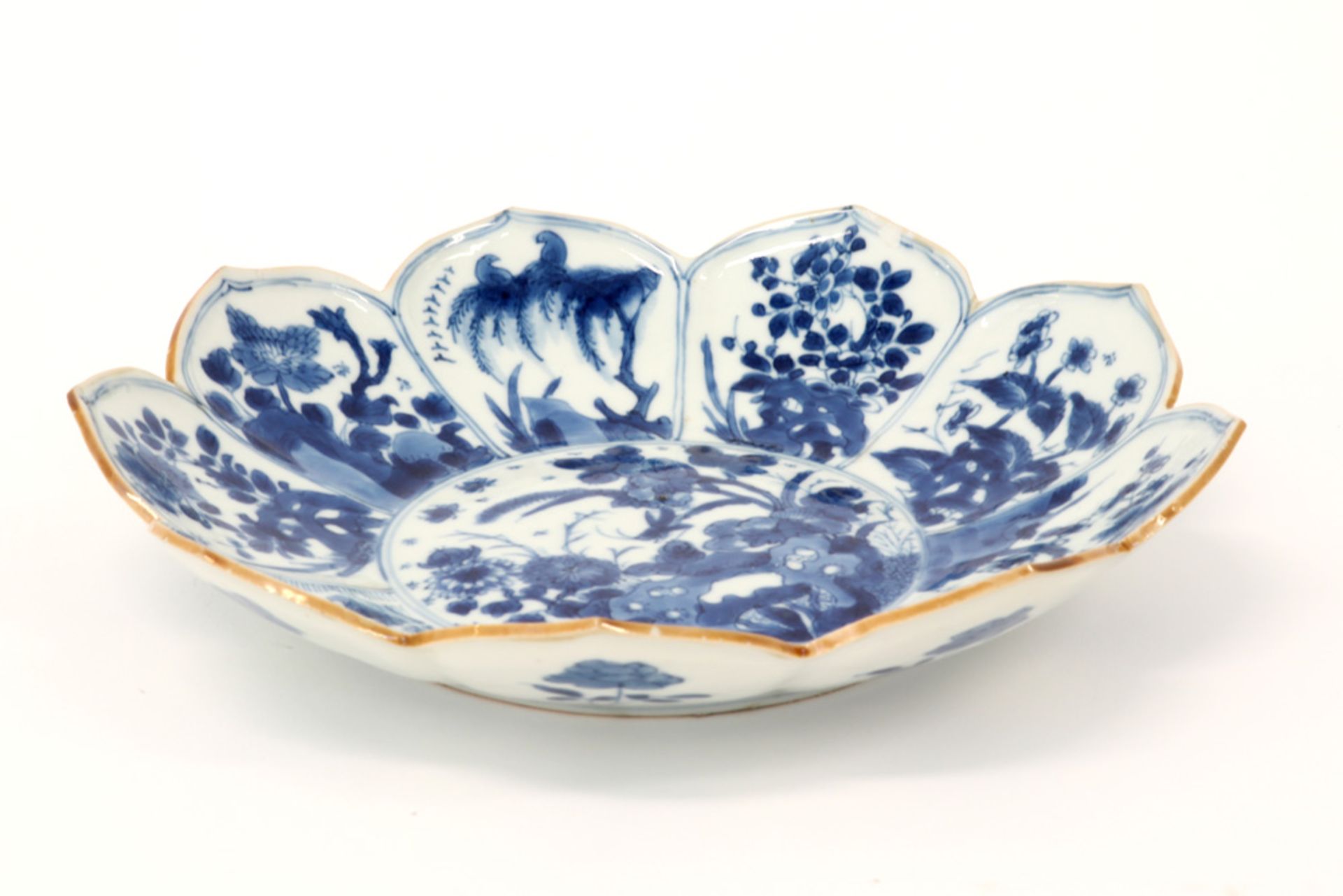 17th/18th Cent. lotusflower-shaped Chinese Kang Hsi period dish in porcelain with a blue-white decor - Image 2 of 3