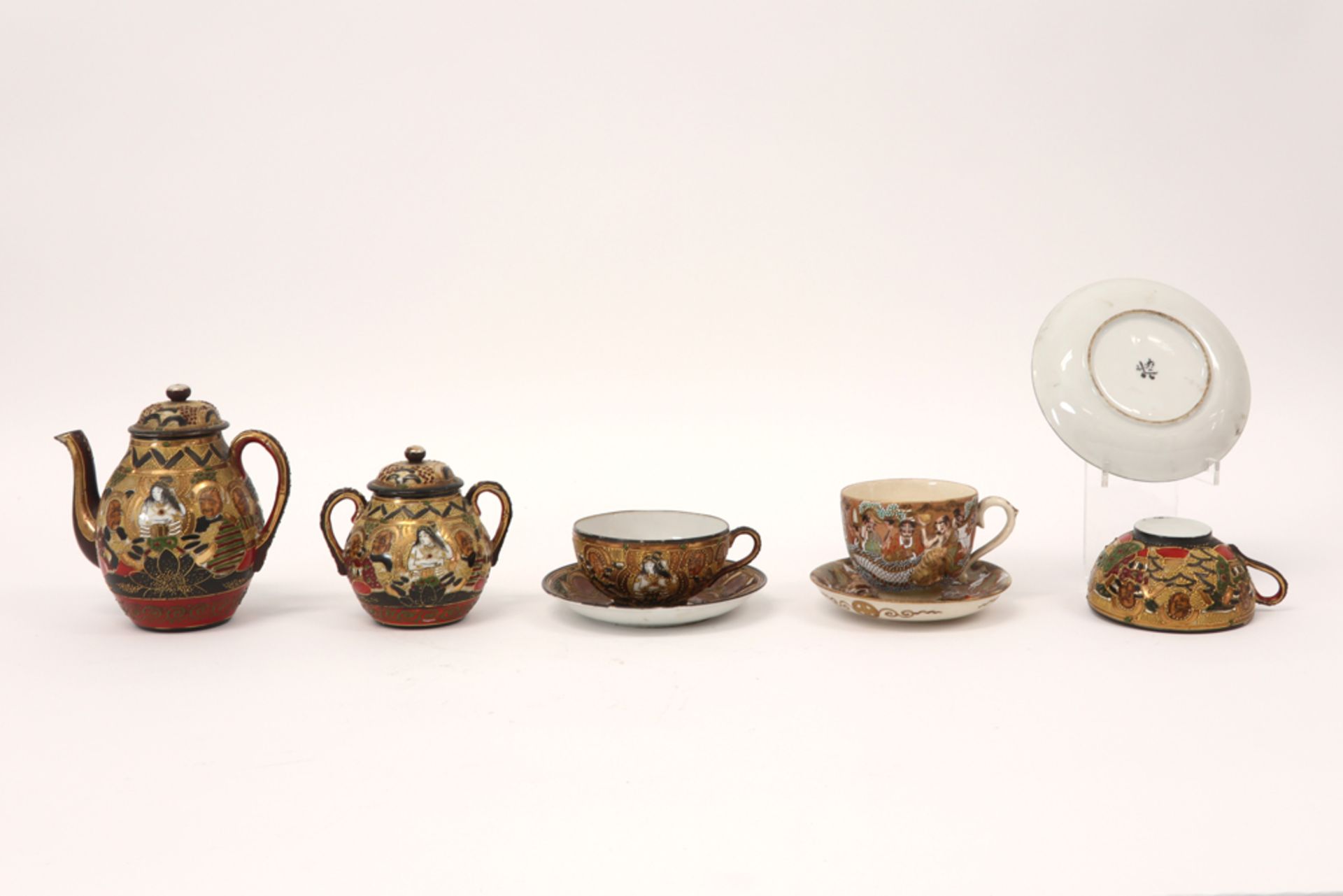 several Japanese Satsuma items : cups and saucers, a vase and a Quan Yin figure ||Lot Japanse - Image 4 of 5