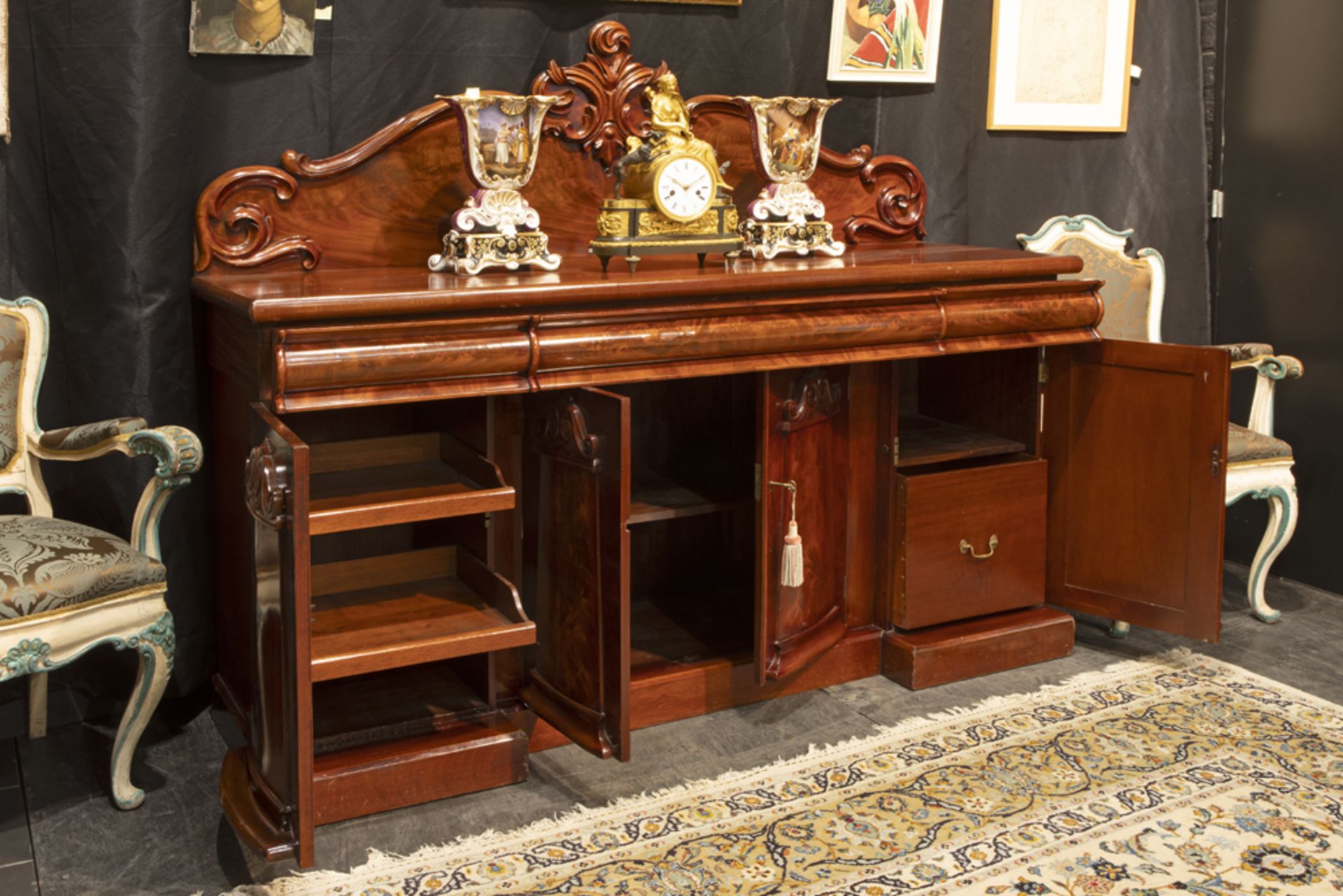 19th Cent. Victorian sideboard in mahogany with three drawers and four doors ||Negentiende eeuwse - Image 2 of 2
