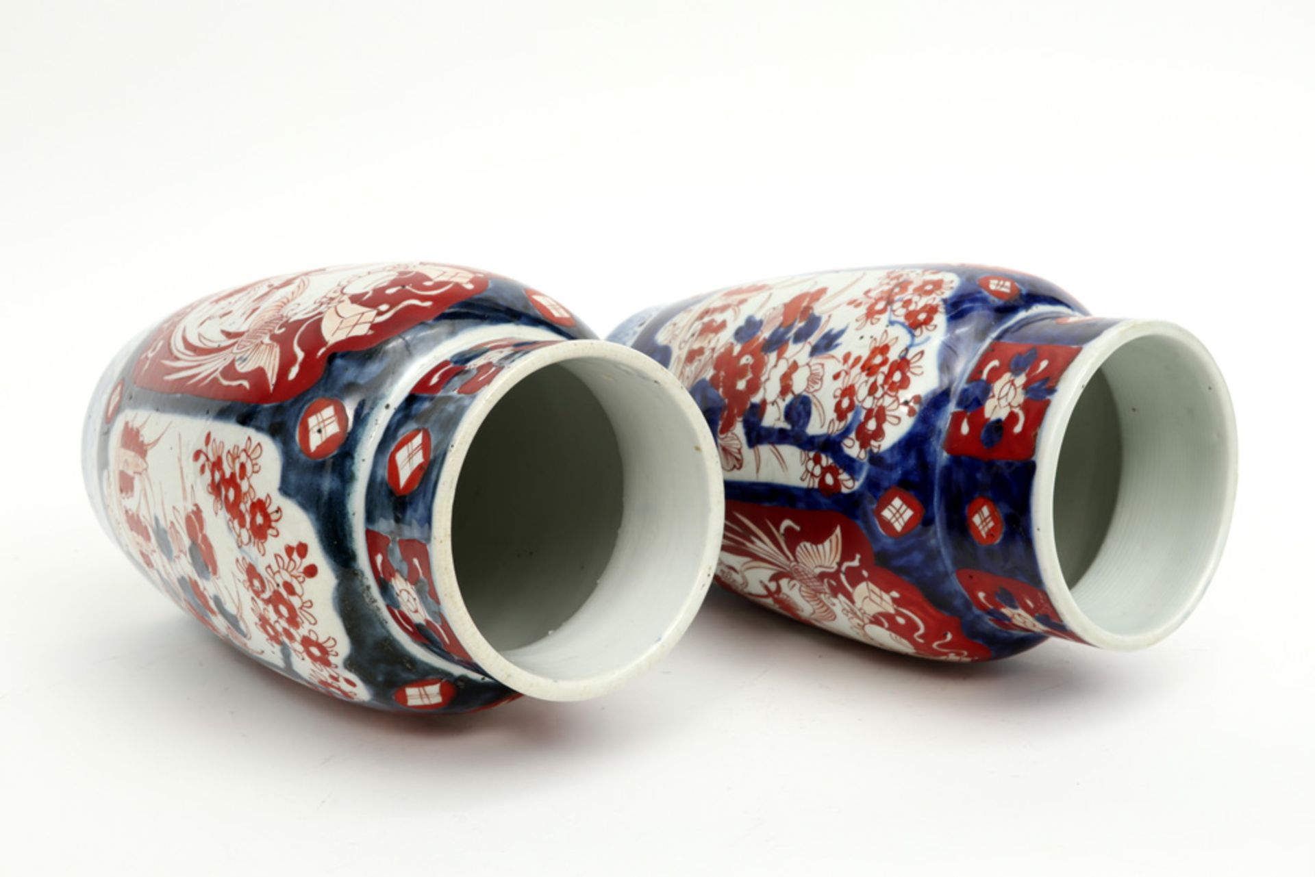 pair of 19th Cent. Japanese vases in porcelain with an Imari decor ||Paar negentiende eeuwse Japanse - Image 3 of 4