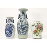 three pieces of restored Chinese porcelain ||Lot (3) gerestaureerd Chinees porselein - hoogtes :