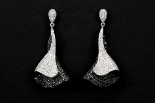 pair of in earrings in partially black patinated white gold (18 carat) with ca 3,40 carat of black