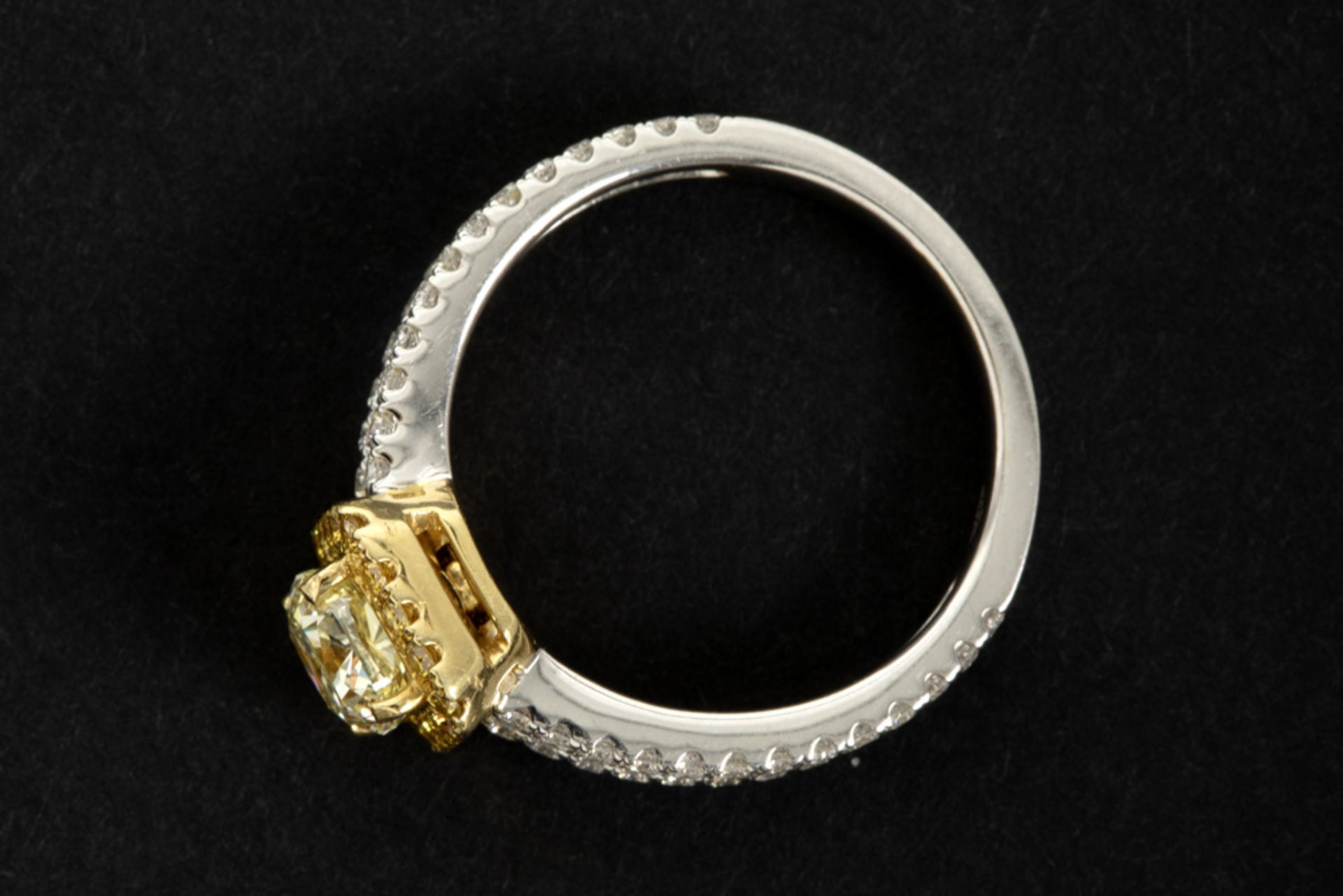 ring with a fashionable design in white and yellow gold (18 carat) with a central 1,58 carat high - Image 2 of 2