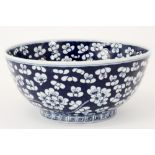 20th Cent. Chinese bowl in porcelain ||Chinese bowl in porselein met een Qian Lung-decor met