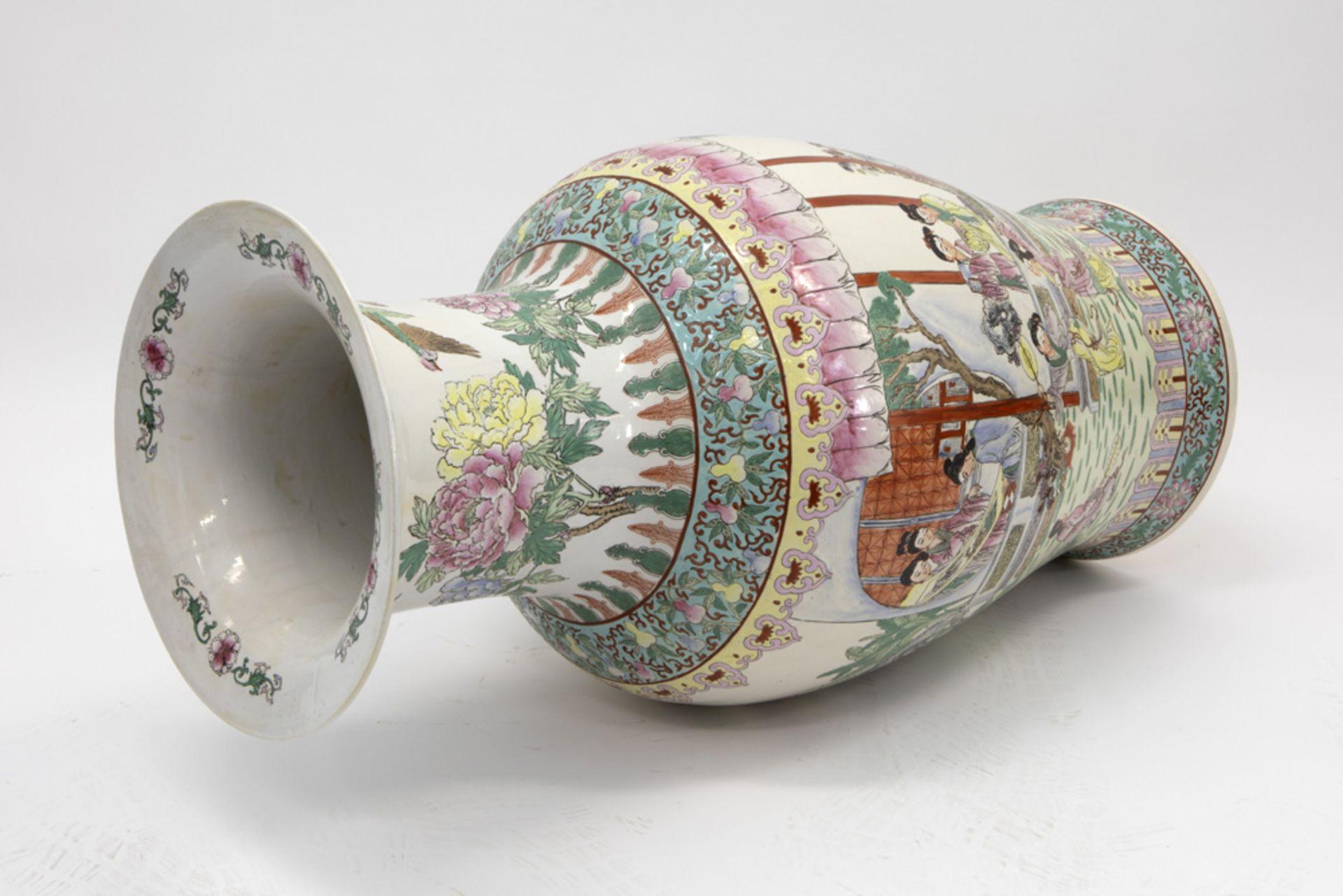 20th Cent. Chinese vase in porcelain with a polychrome decor ||20ste eeuwse Chinese vaas in - Image 4 of 6