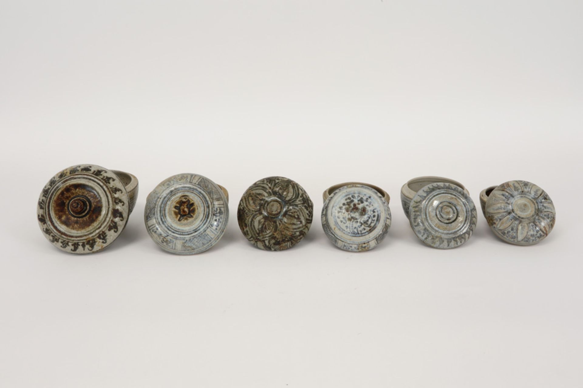 five 15th/16th Cent. Ancient Siamese lidded Sawankhalok bowls in glazed earthenware with floral - Image 2 of 3
