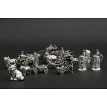 ten silver miniatures ||Lot van tien miniatuurtjes in massief zilver (paarden met karren) - totaal